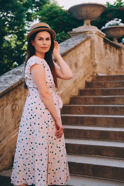 Jonge Mooie Vrouw Lange Jurk Stijlvolle Hoed Geniet Goede Weer — Stockfoto