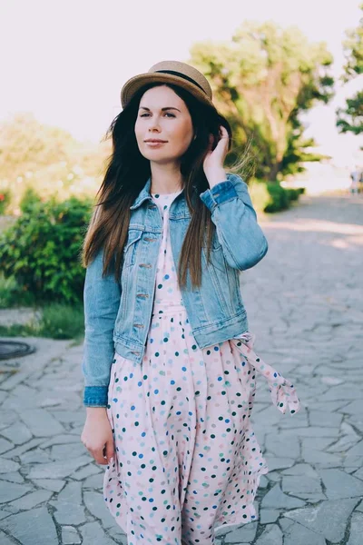 Verano Aire Libre Estilo Vida Sonriente Retrato Mujer Joven Bonita —  Fotos de Stock