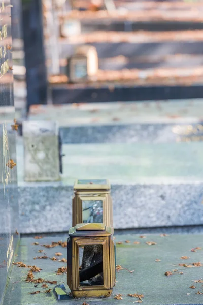 Świeca Lampion na kamien grobu — Zdjęcie stockowe
