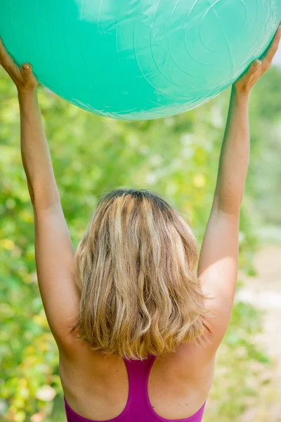 Mujer rubia realizando la pose de yoga de montaña —  Fotos de Stock