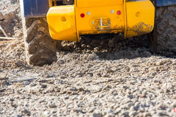 Los neumáticos de una enorme excavadora — Foto de Stock