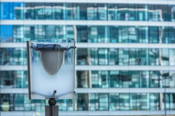 Straat lamp en wazig glazen gebouw — Stockfoto