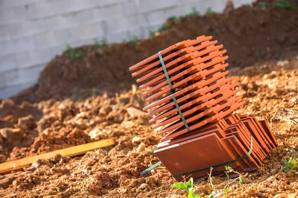 Pile de tuiles utilisée pour la couverture d'un toit — Photo