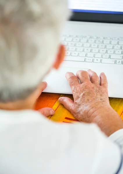 Alter gefleckte Hände auf dem Laptop — Stockfoto