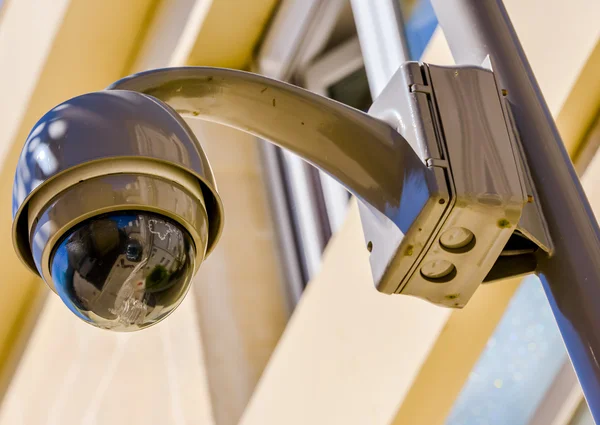 Cámara CCTV de seguridad o sistema de vigilancia en el edificio de oficinas — Foto de Stock