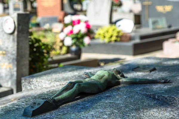 Close up on cross on grave, vintage effect — Stock Photo, Image