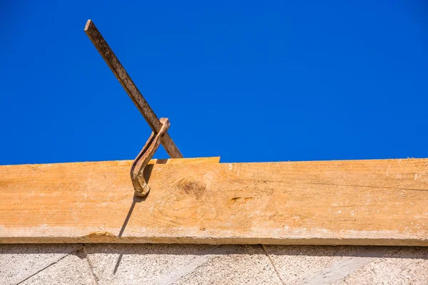 Bostadsbyggandet hem inramning mot en blå himmel — Stockfoto