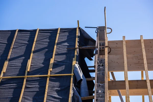Деталь изоляции крыши в новом доме — стоковое фото
