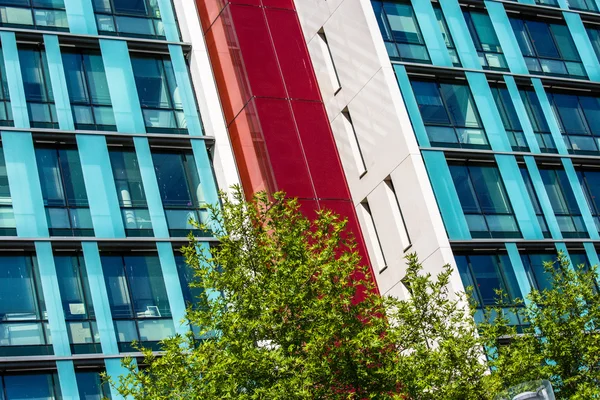 Two gigantic glass buildings adjoined together — Stock Photo, Image