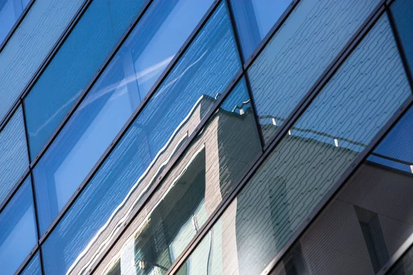 Glas reflectie van een gebouw — Stockfoto