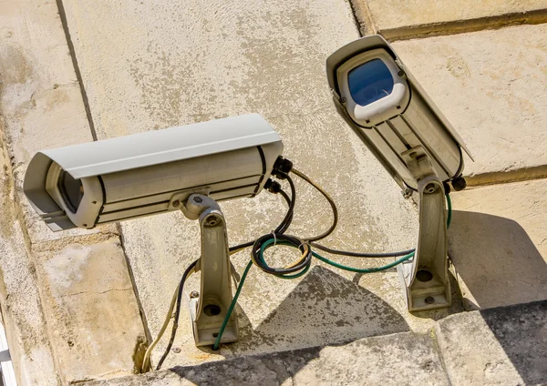 Két biztonsági Cctv kamerák vagy a felügyeleti rendszer irodaház — Stock Fotó