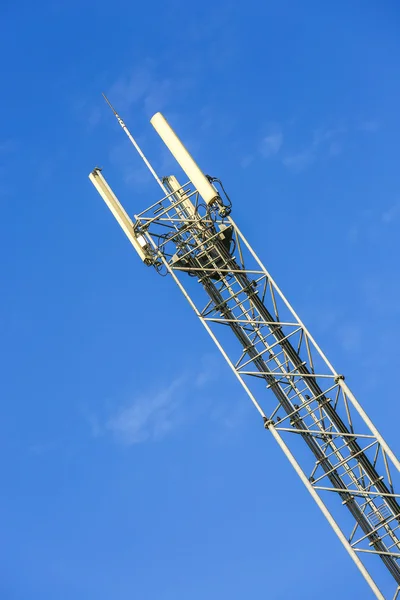 A high telecommunication network antenna outside — Stock Photo, Image