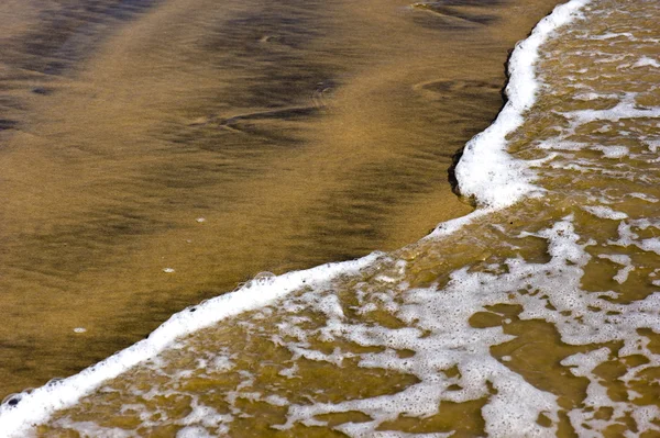 Mjuk våg på sandstrand — Stockfoto