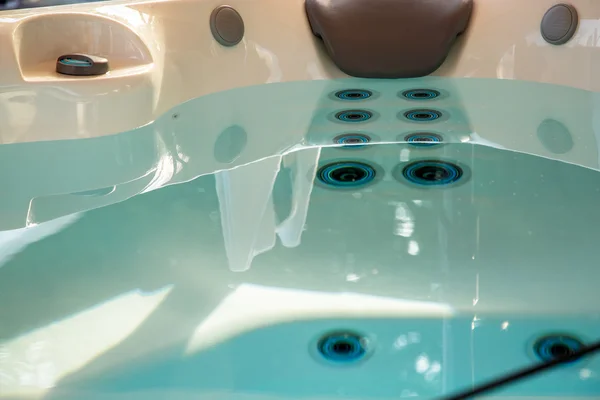 Närbild av vatten i varma badkar — Stockfoto