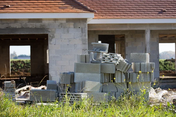 Casa in costruzione con cellulare in cemento — Foto Stock