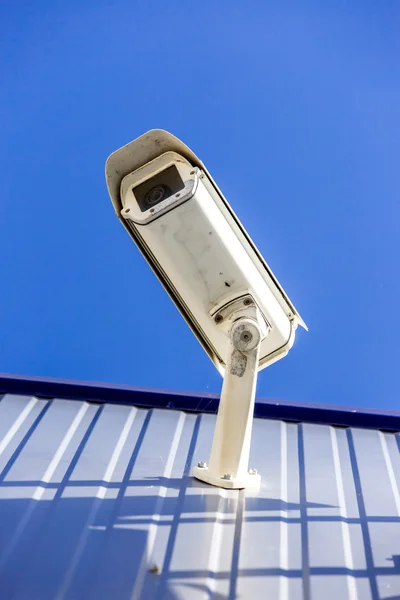 Cámara CCTV de seguridad o sistema de vigilancia en el edificio de oficinas — Foto de Stock