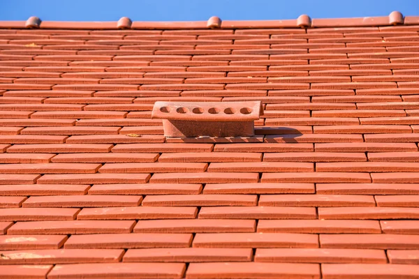 Un techo en construcción con pilas de tejas listas para sujetar —  Fotos de Stock