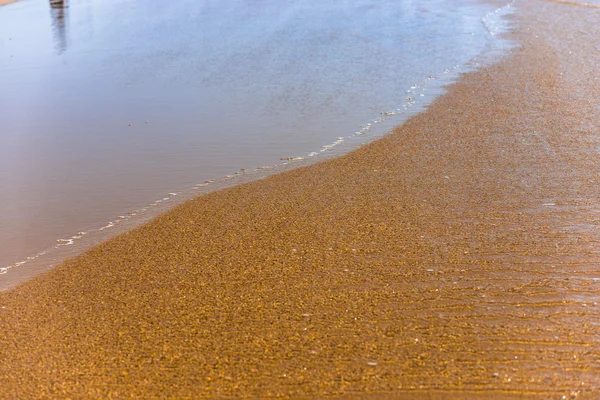 Mjuk våg på sandstrand — Stockfoto