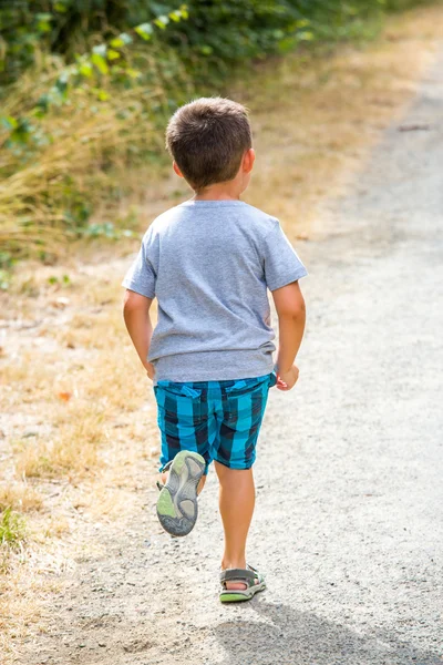 沿着一条乡间小路奔跑的孩子 — 图库照片