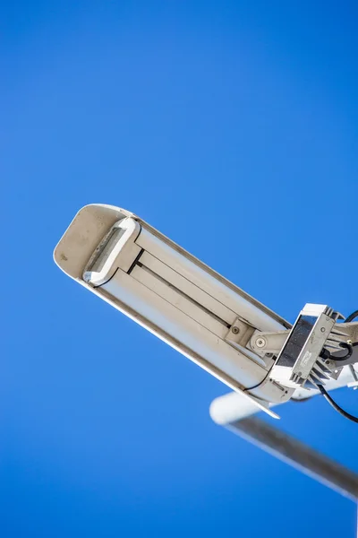 Cctv Überwachungskamera an einem Metallmast befestigt — Stockfoto