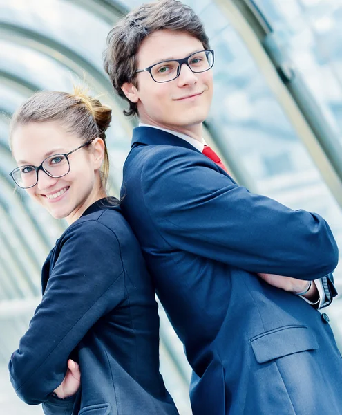 Parceiros de negócios posando para trás para trás — Fotografia de Stock