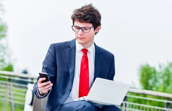 Joven ejecutivo dinámico que trabaja fuera — Foto de Stock