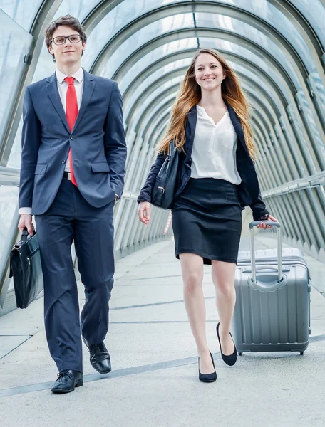Dinámica de ejecutivos junior en viaje de negocios — Foto de Stock
