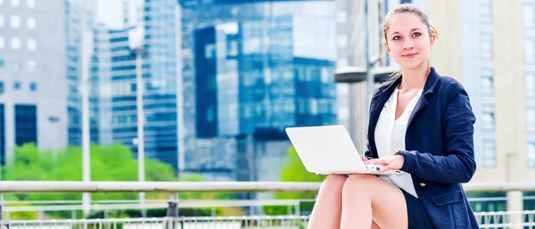 Dynamic young executive girl working outside — Stock Photo, Image