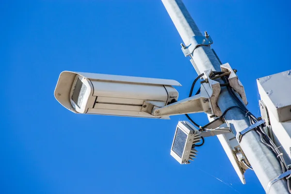 Cctv Überwachungskamera an einem Metallmast befestigt — Stockfoto