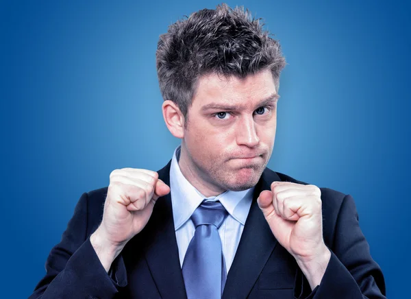 Бизнесмен сжимает кулаки, чтобы мотивировать команду в офисе — стоковое фото