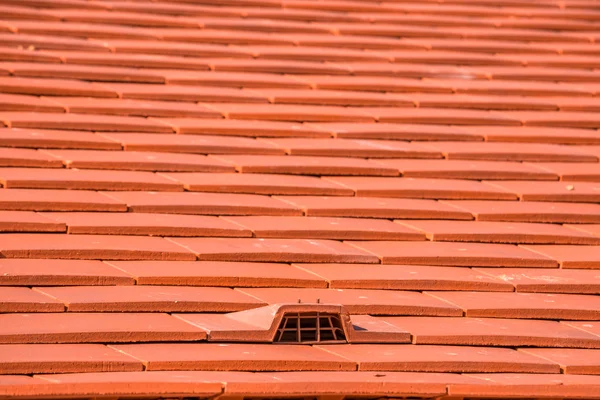 Un techo en construcción con pilas de tejas listas para sujetar —  Fotos de Stock