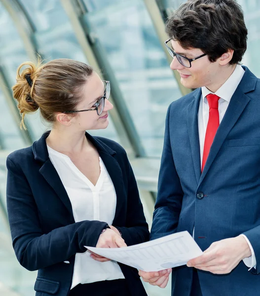 Business människor gå utanför kontoret — Stockfoto