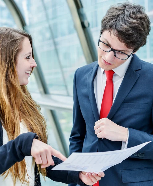 Business människor gå utanför kontoret — Stockfoto