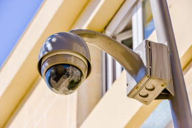 Güvenlik kamerası ya da ofis binasındaki gözetleme sistemi.