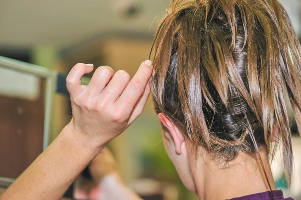 Peluquería aplicar gel para el cabello —  Fotos de Stock