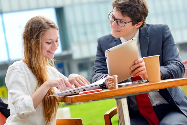 Young executive business team outdoors at a table — Stock Photo, Image