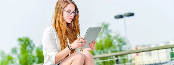 Chica ejecutiva trabajando en una tableta de pantalla táctil — Foto de Stock