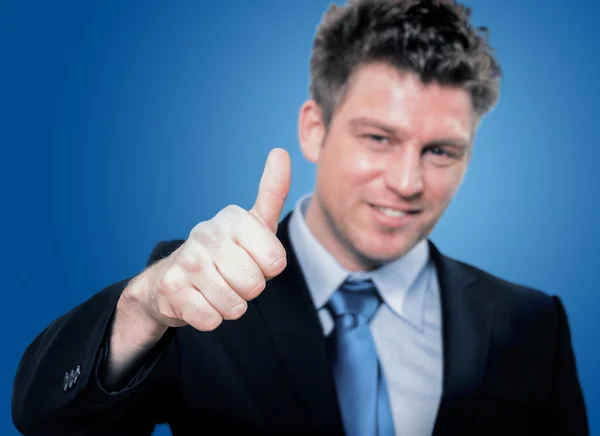 Щасливий красивий бізнесмен тримає великі пальці вгору — стокове фото