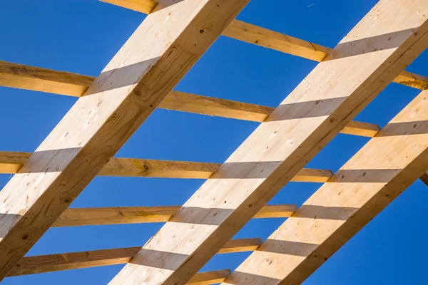 Residential construction home framing against a blue sky — Stock Photo, Image