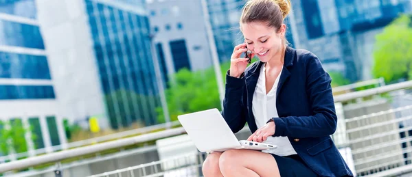 Dynamic young executive working outside — Stock Photo, Image