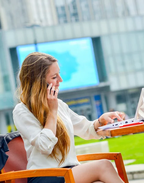 Dinámica joven ejecutiva tomando notas en su agenda — Foto de Stock