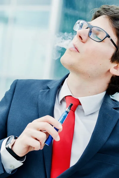 Portrait de gars joyeux fumant avec e-cigarette — Photo