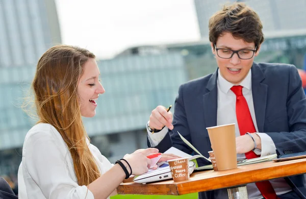 Équipe de vente à l'extérieur à une table — Photo