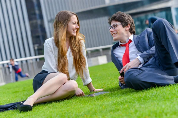 Obchodní tým sedí na trávě během přestávky — Stock fotografie