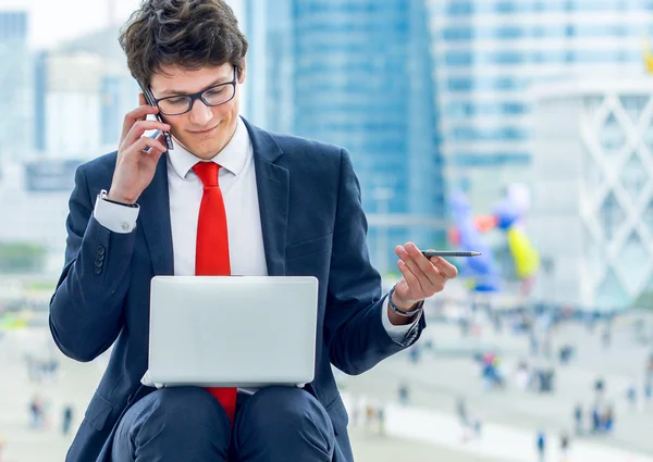 Dynamic young executive working outside — Stock Photo, Image