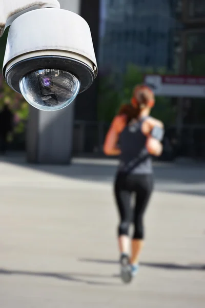 CCTV camera met jogger — Stockfoto