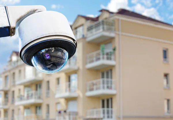Caméra CCTV avec résidence de luxe moderne — Photo