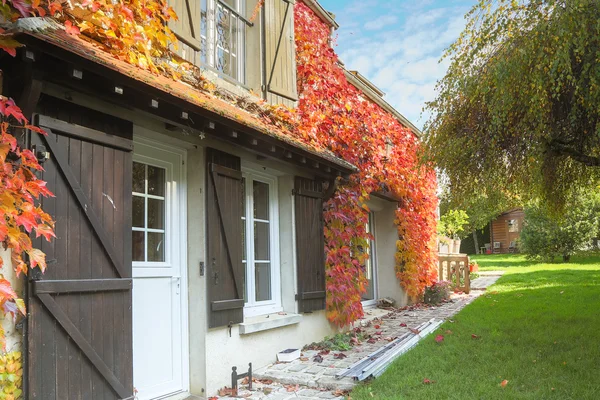 Traditionelles Ferienhaus im Frühherbst — Stockfoto