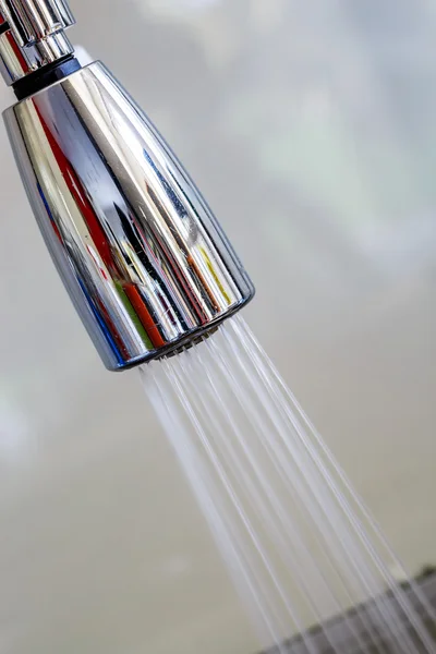 Manopola del rubinetto dell'acciaio inossidabile con acqua corrente — Foto Stock