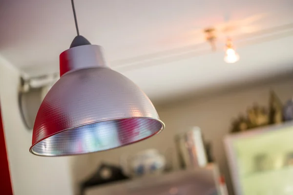 Moderne RVS lamp in de keuken kamer — Stockfoto